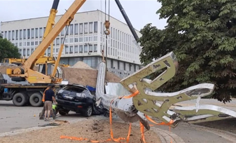 В Херсоні впав 70-метровий флагшток на Lexus чиновника, який відповідає за капітальне будівництво