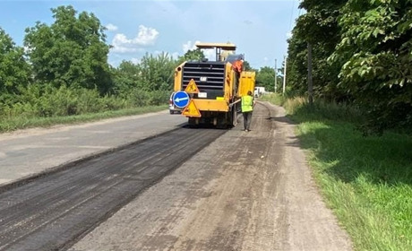 Ремонтують погану дорогу від залізничного переїзду поблизу станції «Сокаль» до селища Жвирка