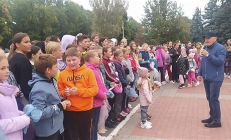 Дітям цукерки, жінкам футболки