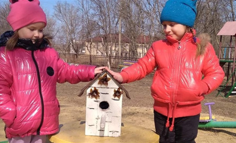 Дошкільнята приготували до прильоту птахів “шпаківні” та “дупляночи”