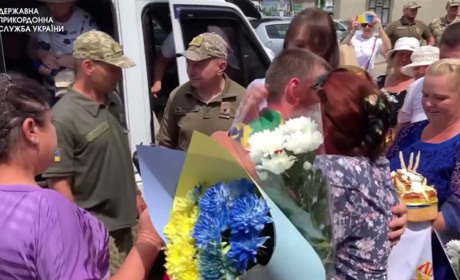 Пограничники с острова Змеиный вернулись домой