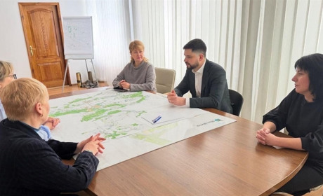 Допомога та слова вдячності: народний депутат Олександр Качура відвідав медиків і освітян Шостки