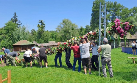 У музеї просто неба в Переяславі встановили ювілейну віху – символ Зелених свят