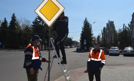 В Біляївці встановлюють нові дорожні знаки: наступні в черзі  робіт - світлофори