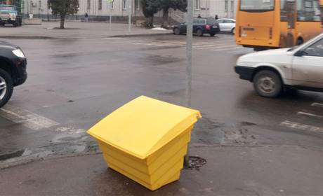 У центрі Ніжина  встановили контейнери з протиожеледною сумішшю