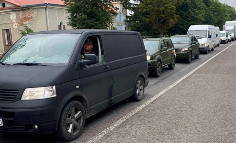 Чотири автомобілі і 140 передач від рідних прямують до чортківських військових