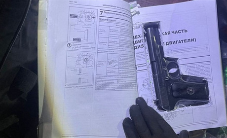 Пістолет, захований у книзі, виявили прикордонники в пункті пропуску «Орлівка»