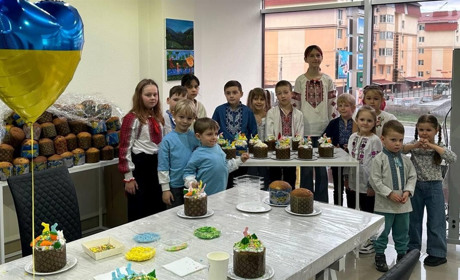 Учителі з Нової Каховки прикрашали паски для воїнів з Херсонського і Покровського напрямків