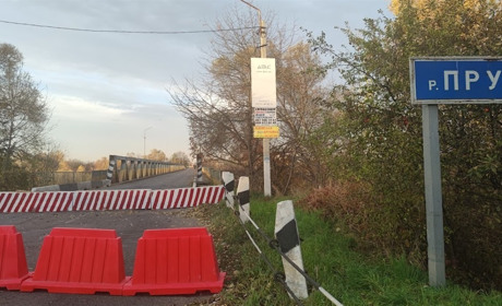 Міст між Глиницею і Дубівцями перекрили і почали ремонтувати. Для легковиків діє тимчасовий міст