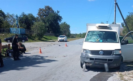 В результаті зіткнення мотоцикла з автофургоном на Звягельщині дві людини отримали травми