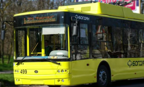 Через обстріл у Херсоні зранку не ходили тролейбуси