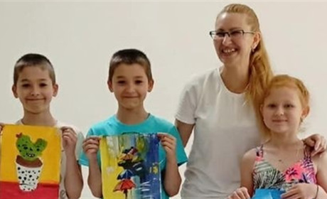 "Хочу бути корисною": у Жовтих Водах художниця проводить уроки малювання для діток-переселенців