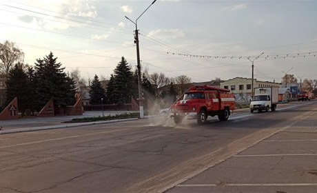 У Сватовому почали мити вулиці дезінфікуючими засобами