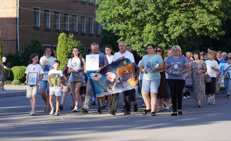 В м. Бар родини загиблих та зниклих безвісти Захисників провели Ходу пам'яті та надії