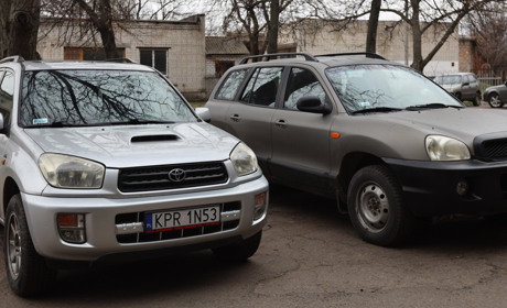 Зі Сміли захисникам на фронт передали ще два автомобілі
