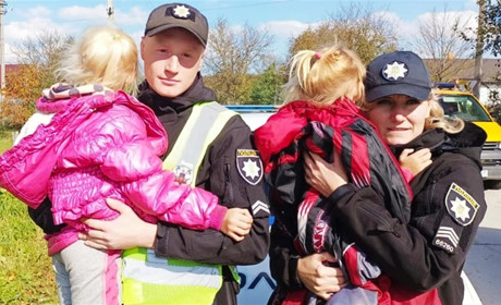 У Кривині поліцейські Максим Мелих та Ольга Коломійчук з пожежі врятували двох дівчаток