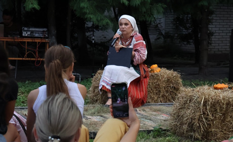 «Переймайте від бабусь усе»: фольклористка Любов Сорока із Сарн про пісні й експедиції селами