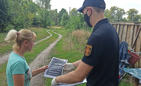 Корюківські рятувальники побували в Маховиках. Просили не випалювати суху траву