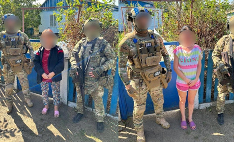 На Херсонщині затримали сім’ю колаборанток: мама з донькою збирали «голоси за приєднання» до рф