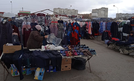 На «київському» майданчику взуття-одяг продавали вже вдруге, та покупці відвикли. Репортаж з базару
