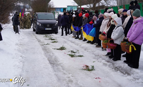 «Дорога була встелена калиною»: Підлісний Олексинець попрощався з Героєм Володимиром Дубовкою