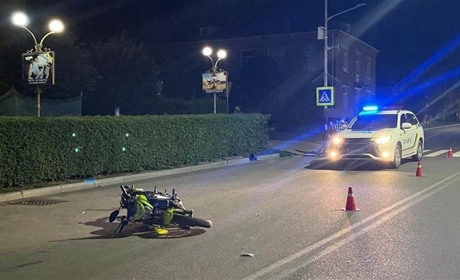 В Барі 16-річний мотоцикліст випадково збив пішохода і вони обоє потрапили в лікарню