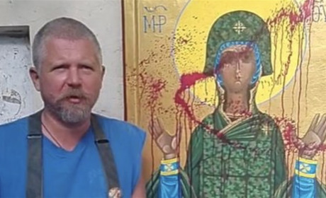 Залили червоною фарбою: в Одесі зіпсували патріотичні картини, серед них - ікона (відео)