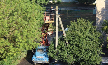 В Авиагородке новые лампы уличного освещения приносят больше света 