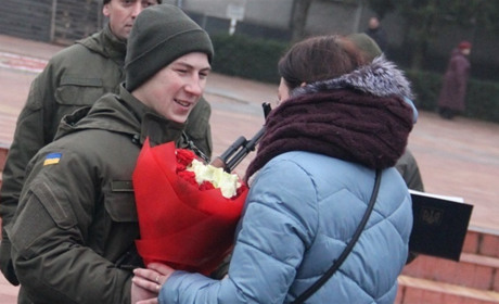 У Калинівці нагвардієць після складання присяги зробив коханій пропозицію руки і серця 