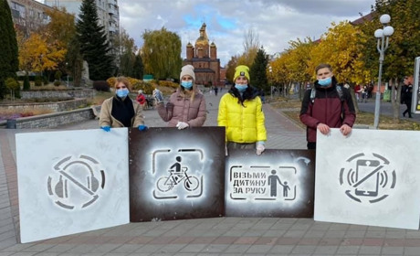 «Зніми навушники», «Візьми дитину за руку»: у Жмеринці молодь провела акцію «Відповідальний пішохід»