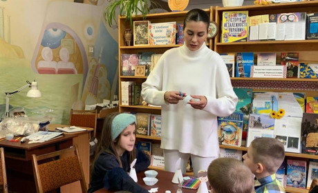Вчилися виготовляти Великоднього янгола: у бібліотеці для дітей провели майстер-клас