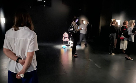 Невидимі шрами війни: в Абу-Дабі відкрили інсталяцію «Незвідність» Валерії Головіної