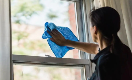 В школі Одеси вчителька випала з другого поверху: що відомо
