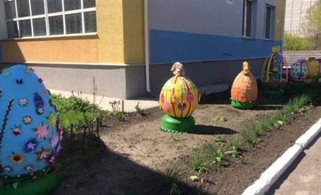 Фотофакт: у Сватовому у дитячому садочку «Веселка» облаштували Великодню алею