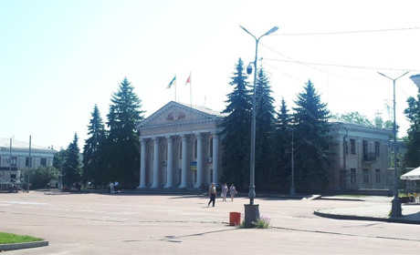 Центральну площу планують відреставрувати цьогоріч. Долю ялин вирішать експерти