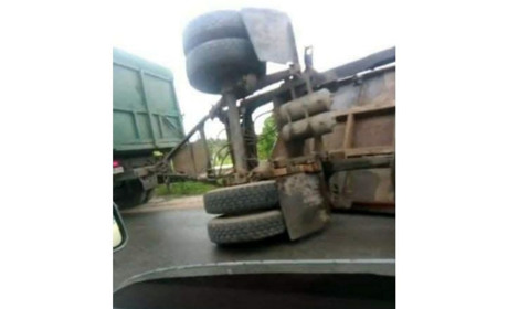 На "кобилі" у Білопіллі перекинувся причіп із навозом. Постраждалих немає