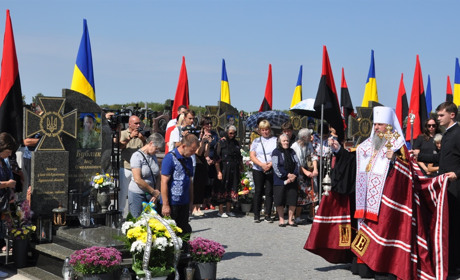Глава Православної Церкви України митрополит Епіфаній освятив пам’ятники загиблим воїнам у Чорткові