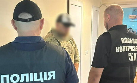 Херсонські правоохоронці викрили військового, який вимагав хабар у підлеглого — 90 тисяч гривень