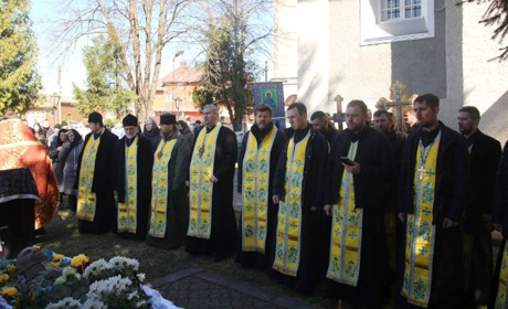 У Шипинцях сотні людей попрощалися із загиблим Героєм-захисником