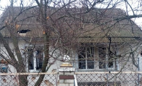 На Херсонщині російські окупанти атакували житлові будинки та приватні автомобілі