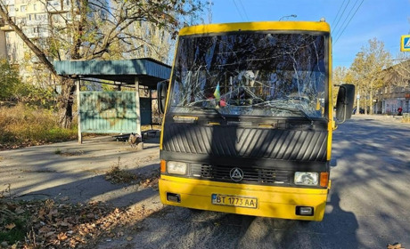 РФ цілий день обстрілює Херсон, кількість поранених знову зросла