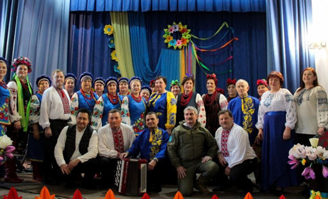 На концерті "Мелодія весни та жіночого серця" у Ковалині зібрали гроші для ЗСУ