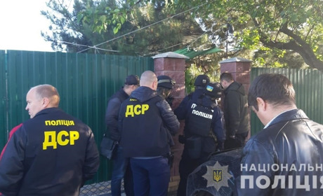 «Крышуем задорого». Членам преступной группы сообщили о подозрении в совершении вымогательства