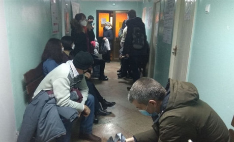 Южноукраїнці чекають по вісім годин, щоб потрапити на прийом до лікаря. Репортаж з лікарні