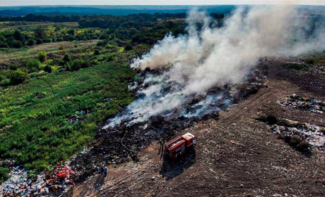 У Черкаській області триває ліквідація пожеж на двох сміттєзвалищах
