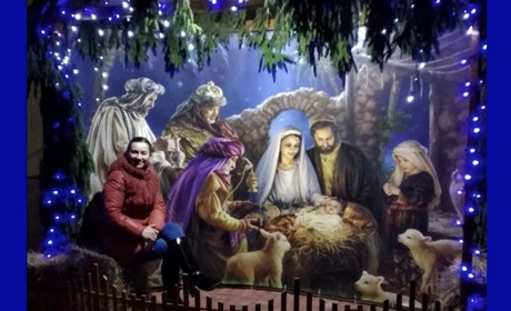 На подвір'ї церкви «Небесна країна» щороку встановлюють різдвяний вертеп