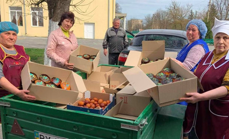 У Городоцькому ліцеї №2 зібрали 30 посилок та спекли 300 пасок для військових до Великодня
