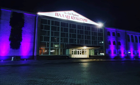 Будівля засяяла різними кольорами: у Новограді підсвітили Палац культури