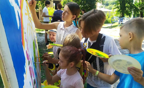 Кременецька художниця створила з дітьми-переселенцями спільну патріотичну картину