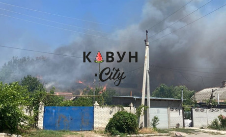У Херсоні — пожежа через займання сухостою: люди змушені самі боротись зі стихією